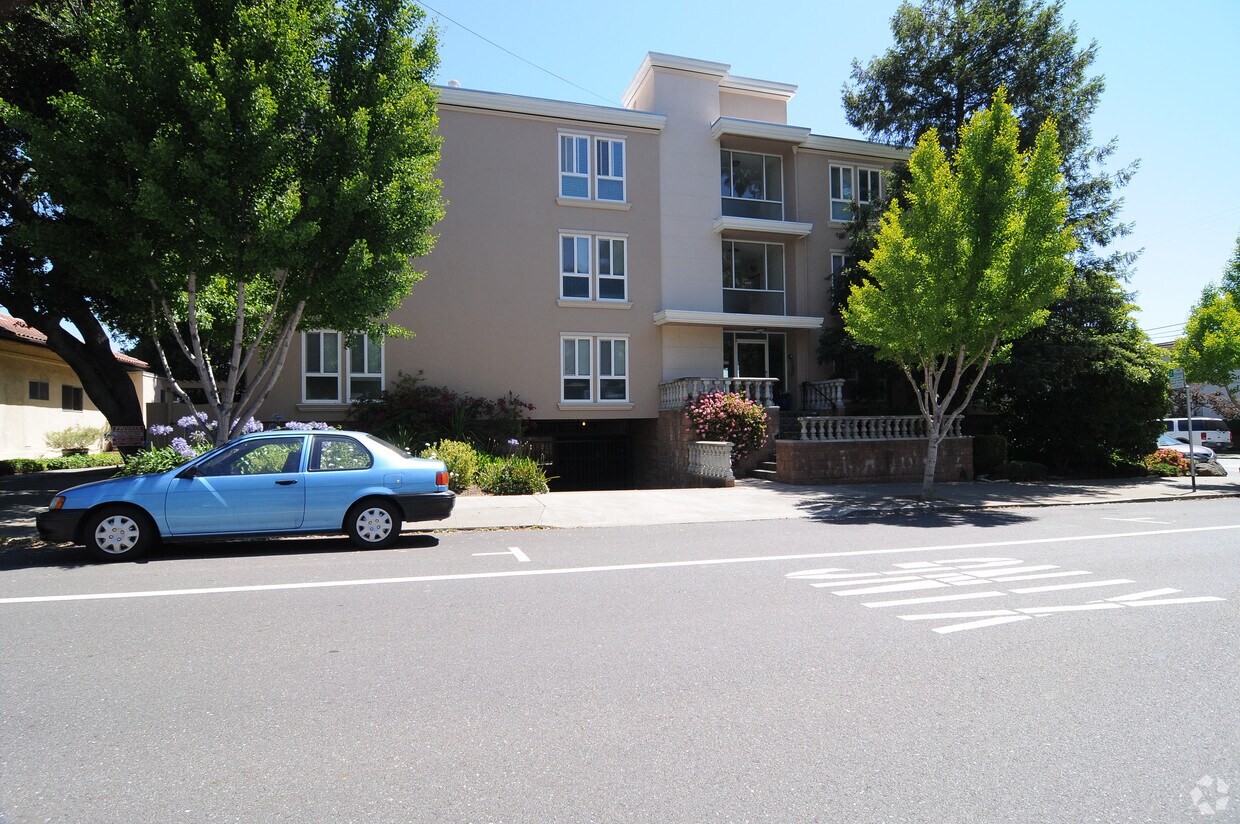 Foto del edificio - 715 Laurel Ave