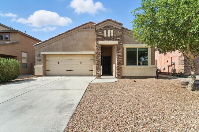 Foto del edificio - Rare Find! Spacious 3-Bed, 2-Bath + 3-Car ...