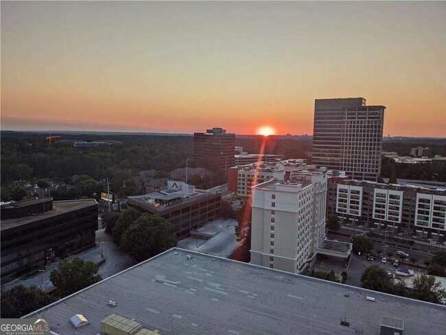 Foto del edificio - 3338 Peachtree Rd NE