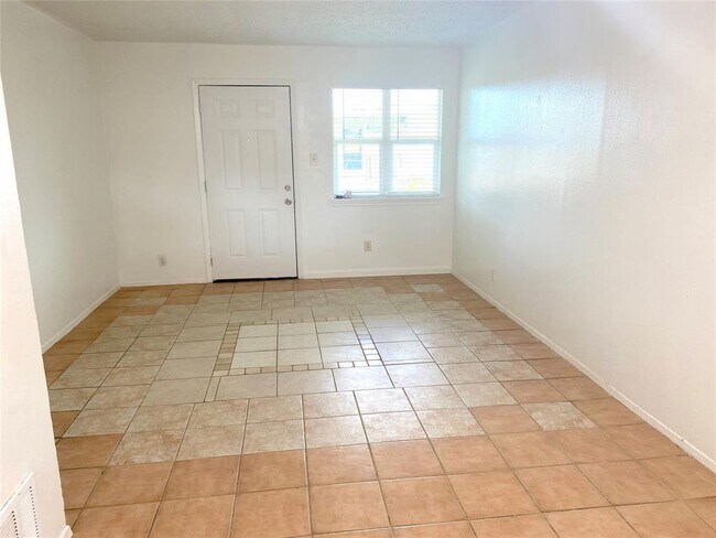 Building Photo - 1220 Shadowdale Dr