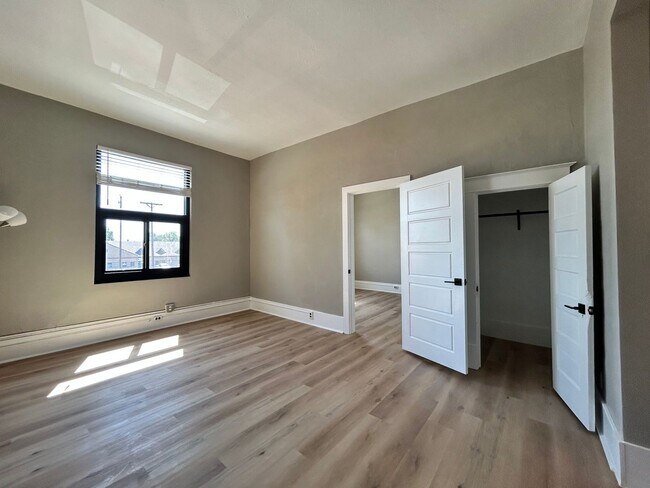 Foto del edificio - Bright 2nd Floor Apartment on 3rd Street