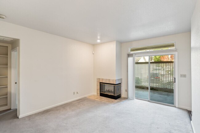 Foto del edificio - Beautiful 2 Bedroom, 2 Bathroom Condo in Park Almaden, San Jose