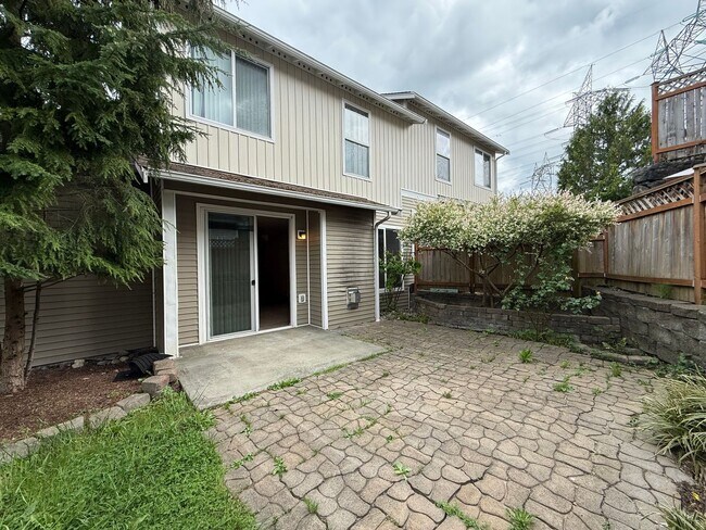 Foto del edificio - 4 Bed 3 Bath Gated Townhome Near Maplewood Golf