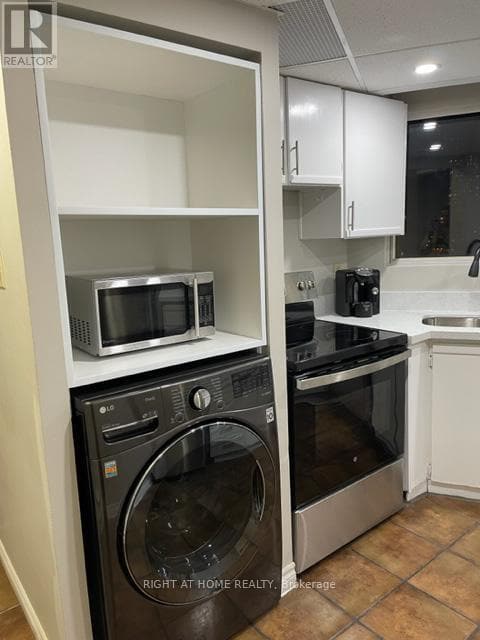 Building Photo - 3700 Kaneff Crescent