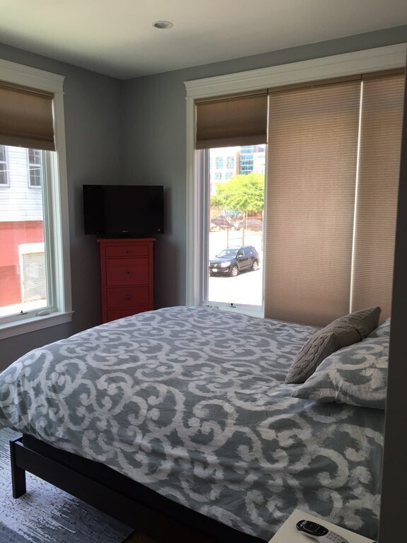 Building Photo - 115 B St