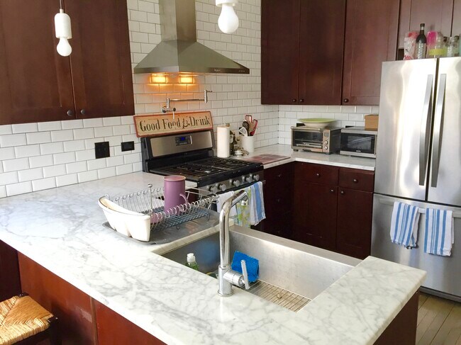 Eat-In Kitchen - 3812 N Wilton Ave