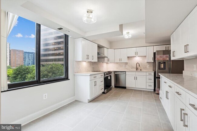 Building Photo - 1300 Crystal Dr