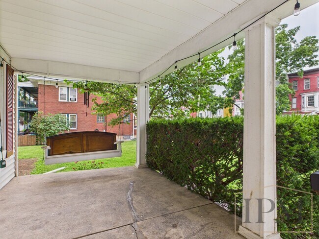 Foto del edificio - Available Now Beautiful 4 Bedroom Home with Garage, Central Air & Large Yard in York City.