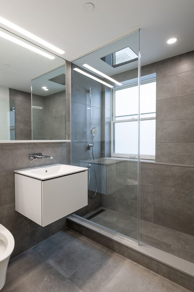 Building Photo - Unique BU Apt For You. 9/1/26!