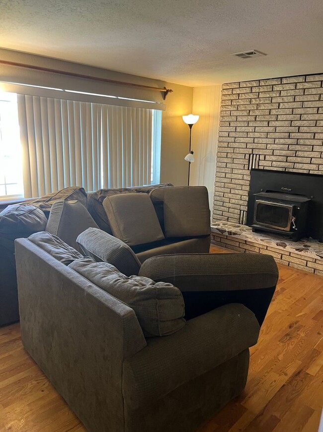 Building Photo - Charming home