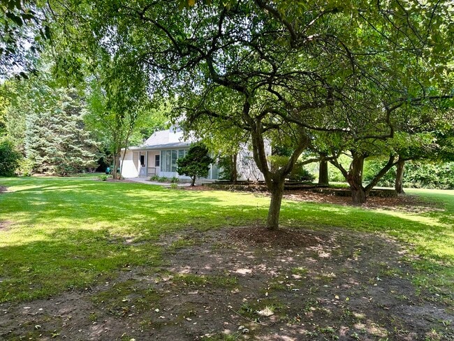 Building Photo - 17N750 Galligan Rd