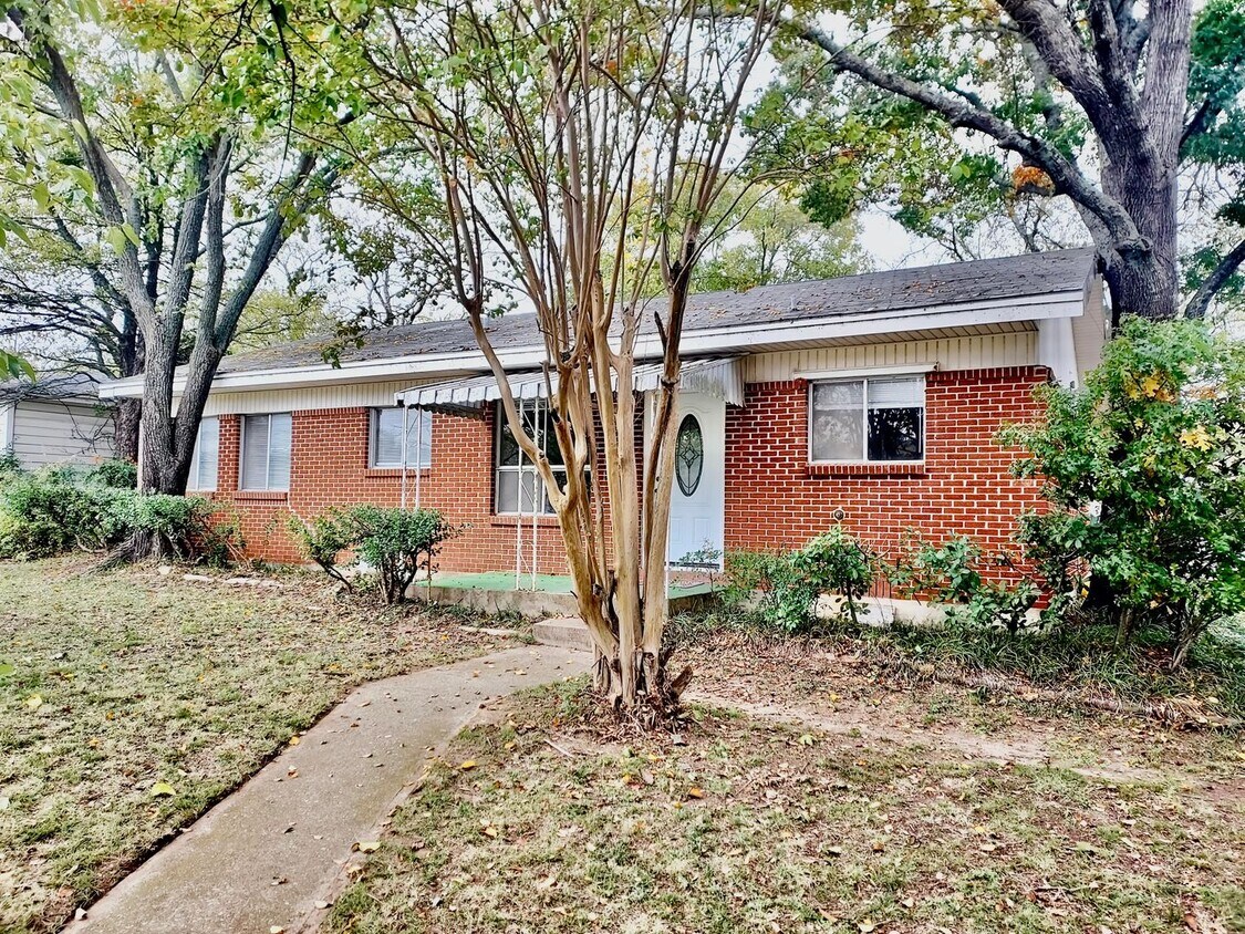 Primary Photo - FOR LEASE! Nice 3 BR - 2 Bath - 2 Car Gara...
