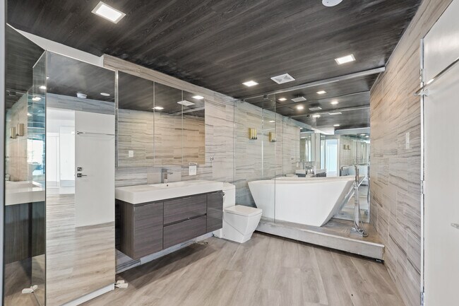 Building Photo - 700 E Ocean Blvd