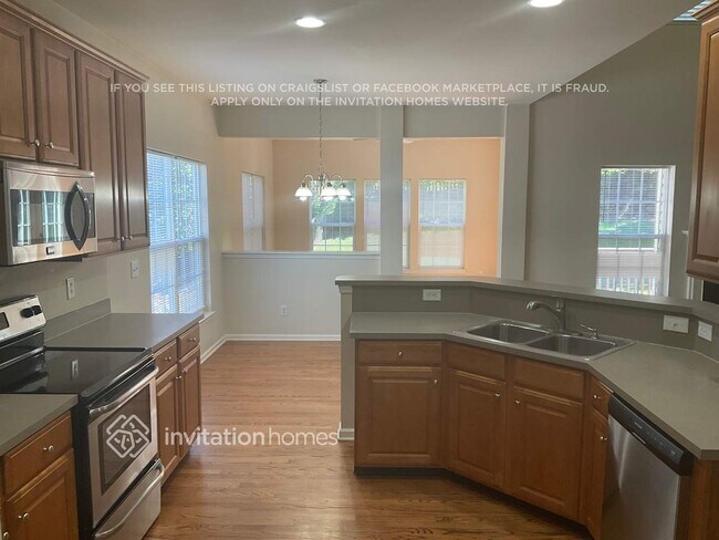 Building Photo - 2201 Baggins Ln