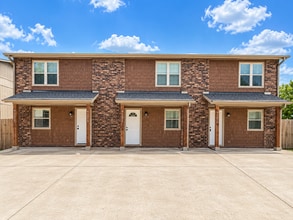 Building Photo - 4123-4123 N Sunflower Cir