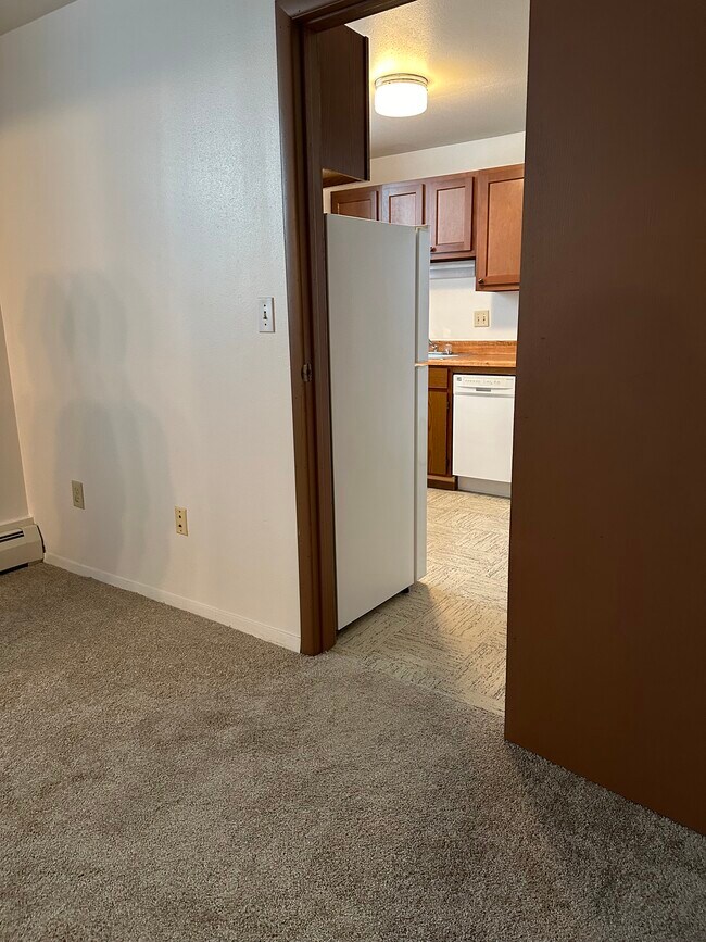 Apto 10 entrada a la cocina desde el dormitorio - 501 W Franklin Ave