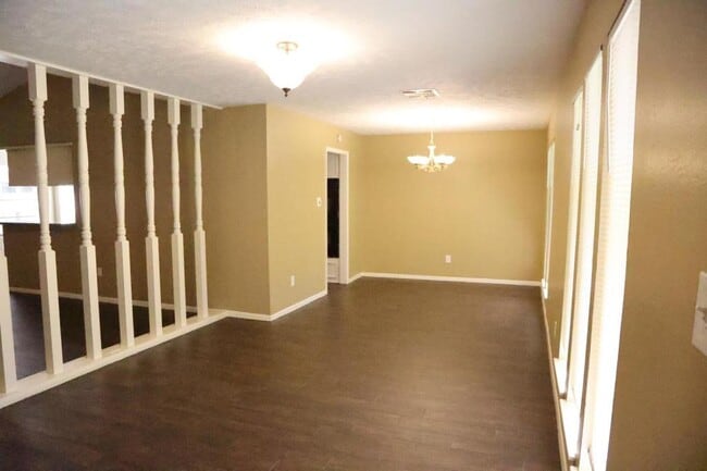 Foto del edificio - 2215 Silver Falls Dr