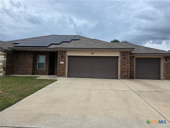 Foto del edificio - 1713 Risen Star Ln