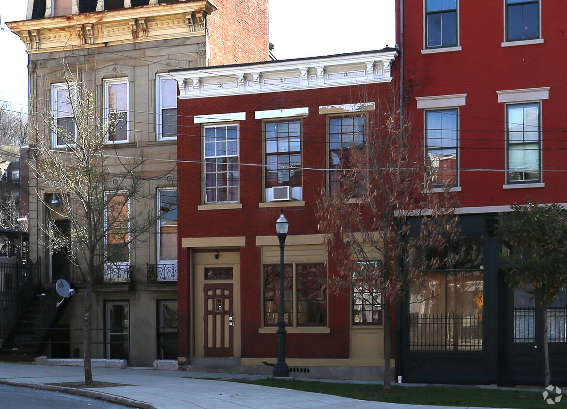 Primary Photo - 1612 Main St
