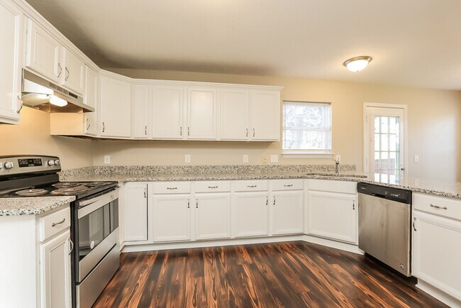 Foto del edificio - 3BR/2BA w/ attached 2-car garage!
