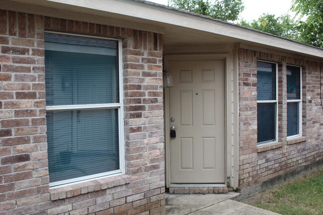 Building Photo - 402 Masters Ave