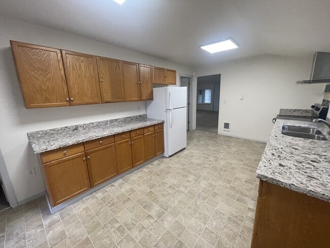 Foto del edificio - Available Now!