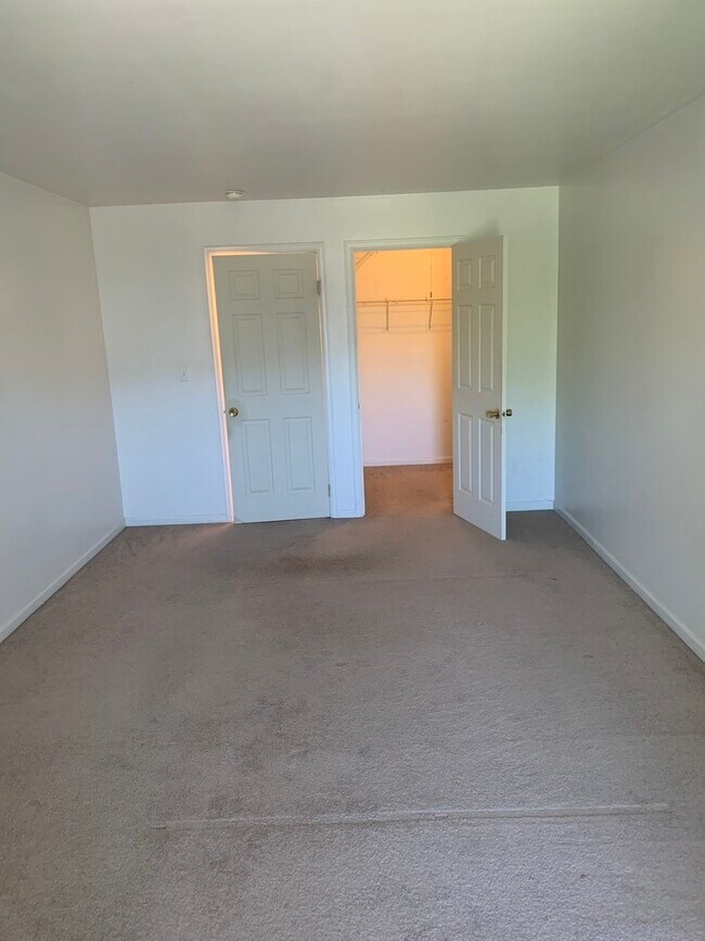 Building Photo - 5400 Carriageway Dr