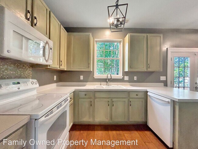 Building Photo - 4 br, 2.5 bath House - 106 York Court