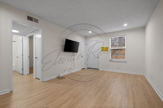 Foto del edificio - Beautifully updated 2-bedroom, 1-bath first-floor duplex in the heart of Hermitage!