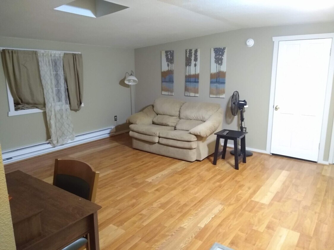 Foto principal - Close to Downtown Upper Level Apartment