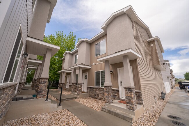 Building Photo - 712 S Saturn Ave