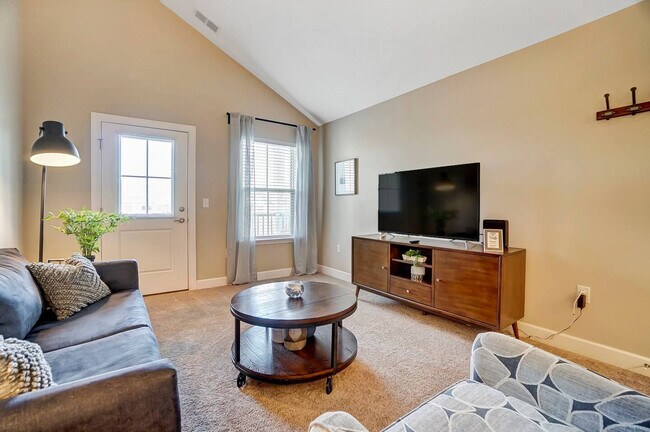 Foto del edificio - 740 Zumstein Ln