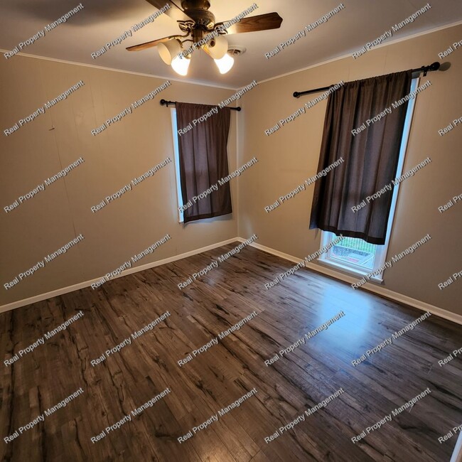 Building Photo - 2nd Story 2 Bedroom Apartment