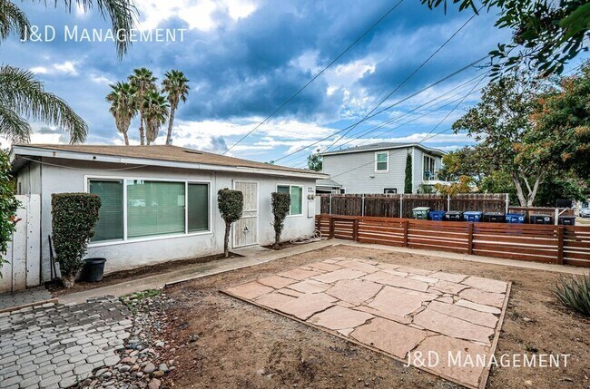 Foto del edificio - Renovated Duplex w/ Parking and Fenced Yard