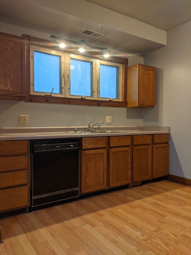 Foto del edificio - 573-575 W Lincoln Ave