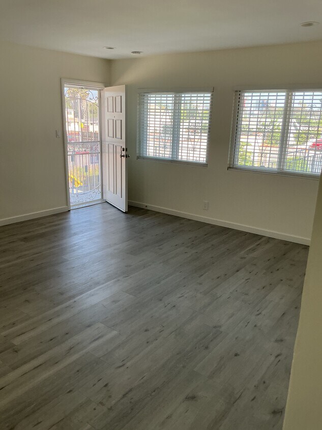 Foto principal - 4940 Lennox Blvd