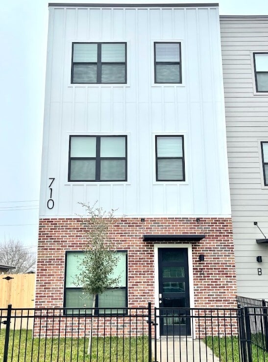 Building Photo - 710 Vassar Ct