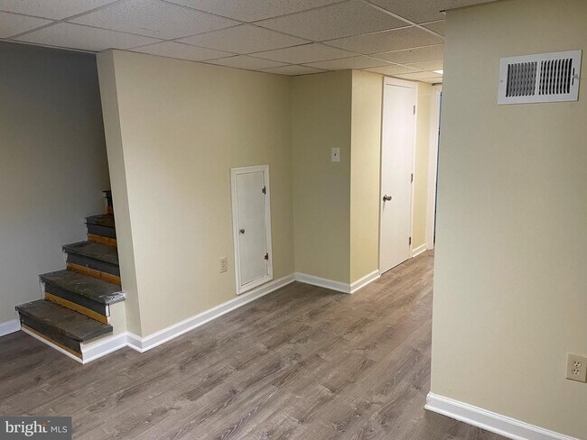 Building Photo - 501 Chalcot Square