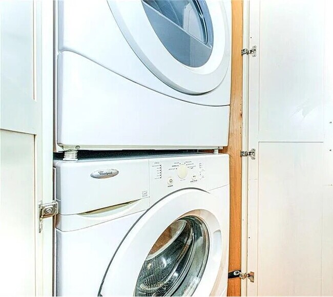 Foto del edificio - Beautiful 1 bedroom sun-flooded  views and open sky