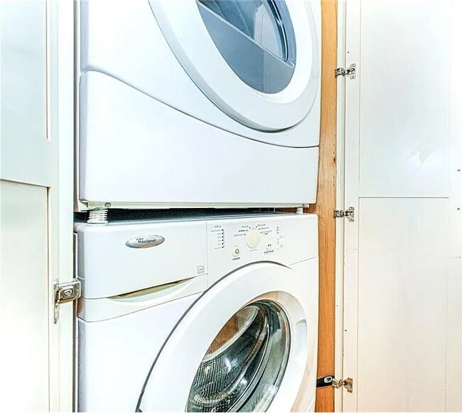 Building Photo - Beautiful 1 bedroom sun-flooded  views and open sky