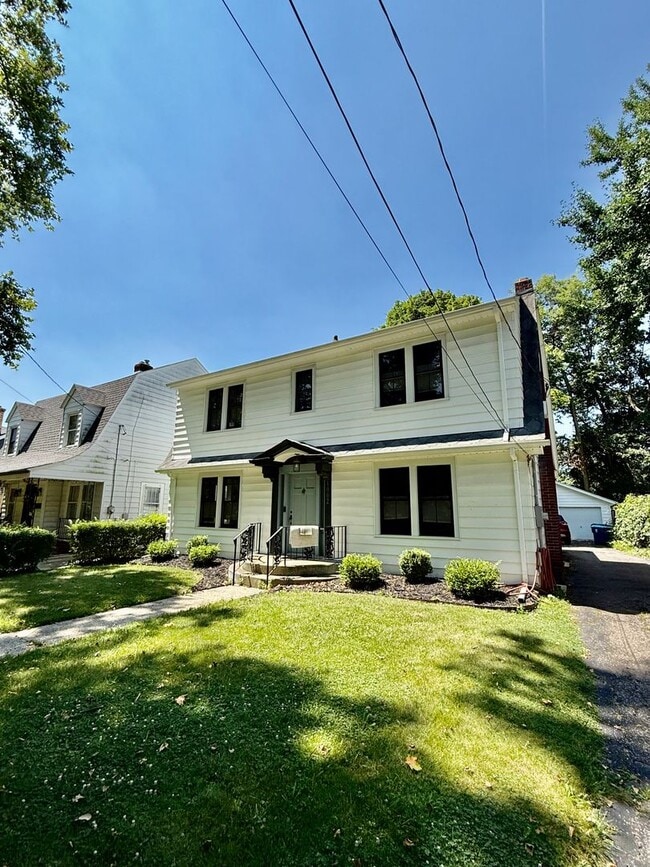 Building Photo - Three Bedroom Home in Kalamazoo
