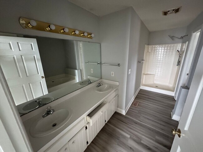 Foto del edificio - 3 Bedroom House - COMING SOON