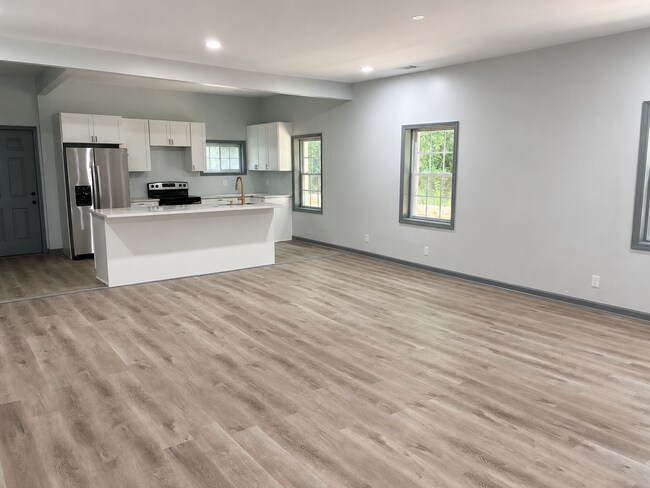 Building Photo - 542 Elm St