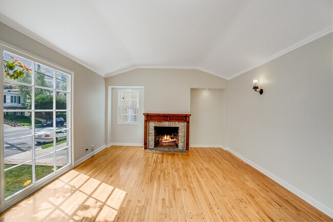 Building Photo - 2501 Canyon Dr