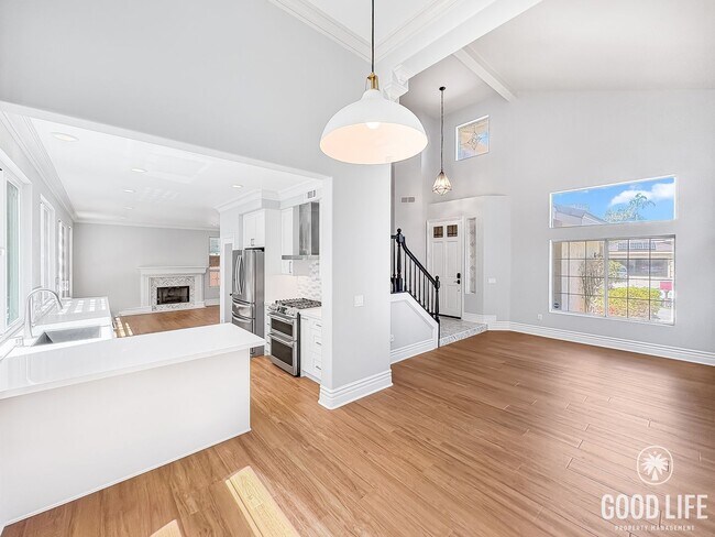 Foto del edificio - Spacious 4-Bed, 3-Bath Retreat with 3-Car ...