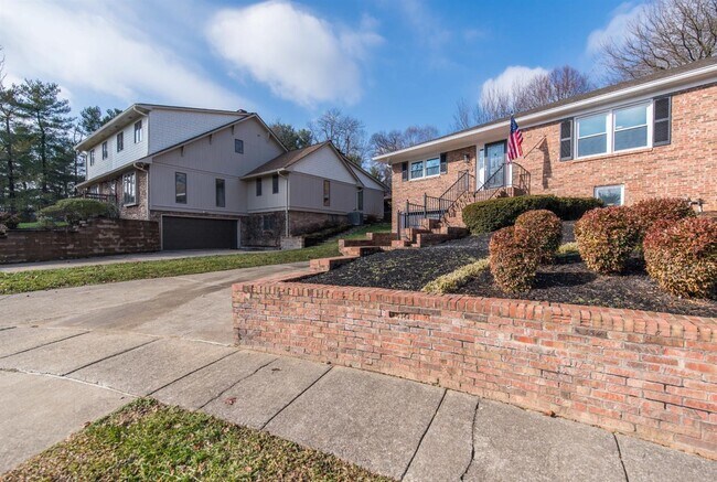 Building Photo - 605 Camino Dr