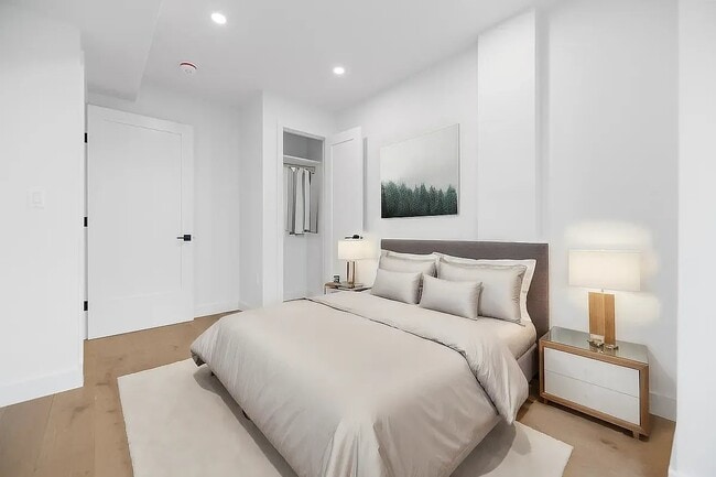 Building Photo - 20 E 13th St