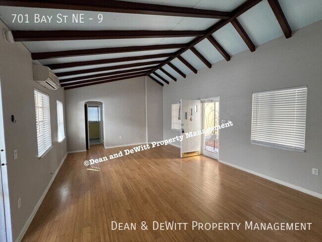 Foto del edificio - Charming Old NE Studio - For Rent