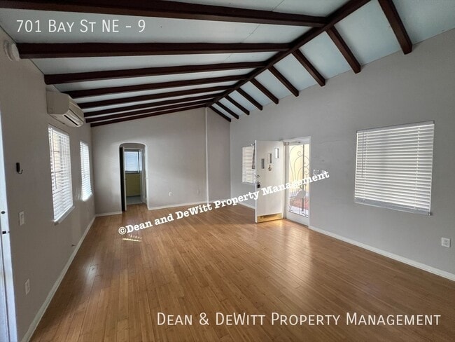 Building Photo - Charming Old NE Studio - For Rent