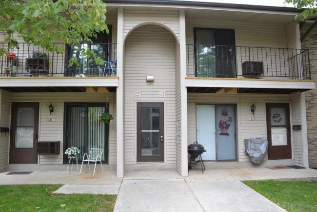 Building Photo - 1453 S Carriage Ln